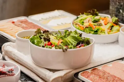 Comida en o cerca de este hotel