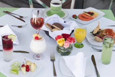 Comida en o cerca de este hotel