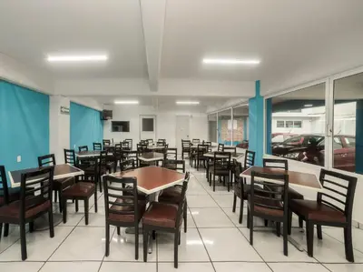 Un restaurante o sitio para comer en Hotel Puerto Inn