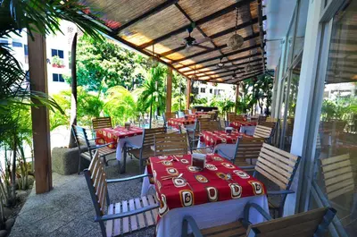 Un restaurante o sitio para comer en Alba Suites Acapulco