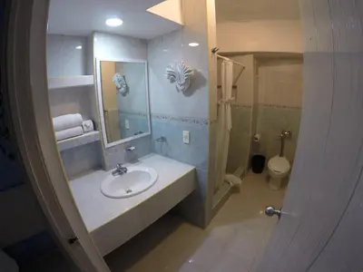 Un baño de Hotel Club del Sol Acapulco by NG Hoteles