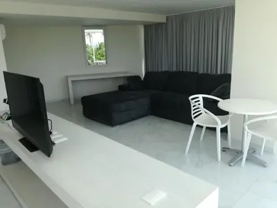 Una televisión o centro de entretenimiento en We Hotel Acapulco
