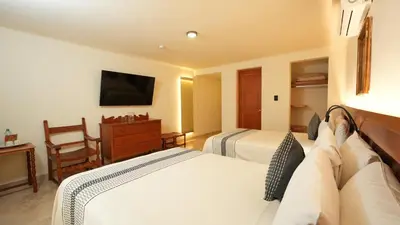Una televisión o centro de entretenimiento en Hotel Marques Del Valle
