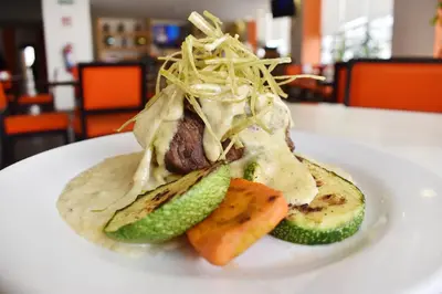 Comida en o cerca de este hotel