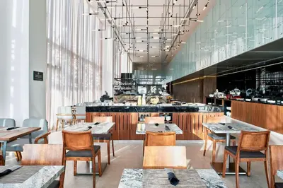 Un restaurante o sitio para comer en AC Hotel by Marriott Veracruz