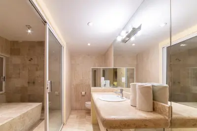 Un baño de Hotel Villamar Princesa Suites