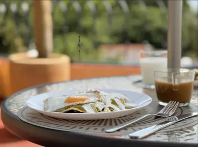 Comida en o cerca de este hotel