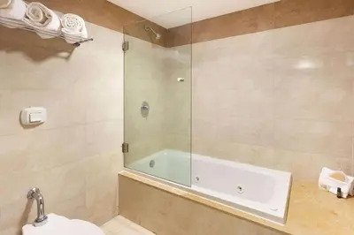 Un baño de Ramada Plaza by Wyndham Veracruz Boca del Rio