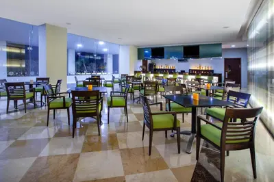Un restaurante o sitio para comer en Ramada Plaza by Wyndham Veracruz Boca del Rio