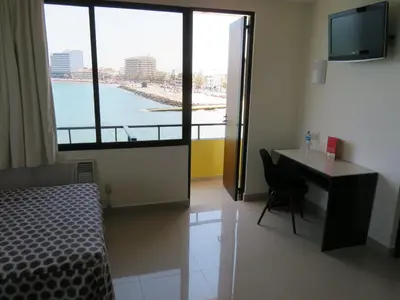 Una televisión o centro de entretenimiento en Hotel Mar y Tierra