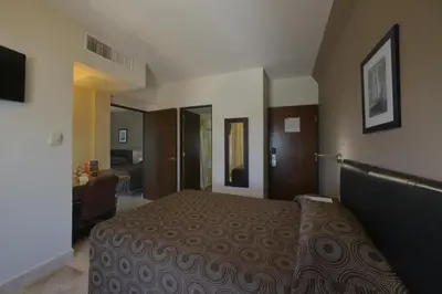 Una televisión o centro de entretenimiento en Hotel Mar y Tierra