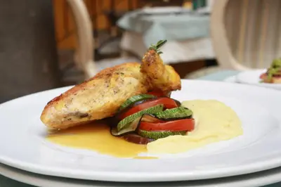 Comida en o cerca de este hotel