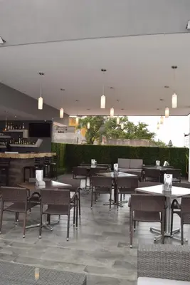 Un restaurante o sitio para comer en Hotel Sofia