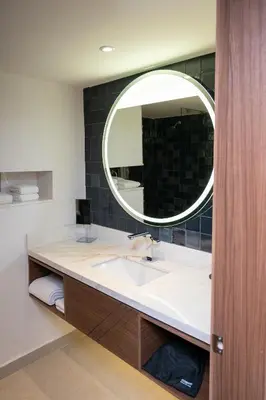 Un baño de Courtyard by Marriott Puebla Las Animas