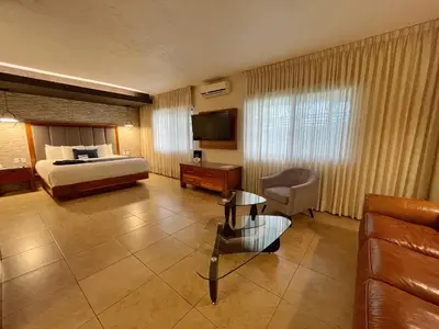 Una televisión o centro de entretenimiento en Comfort Inn Cordoba