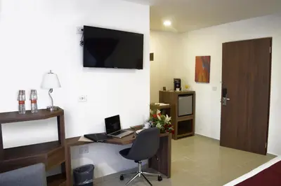 Una televisión o centro de entretenimiento en Astro Inn Hotel Express