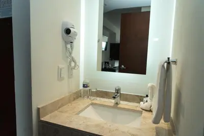 Un baño de Lithio Hotel
