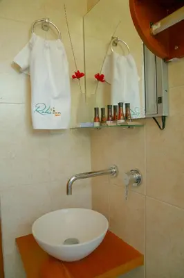 Un baño de Relax Inn Suites
