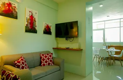 Una televisión o centro de entretenimiento en Relax Inn Suites