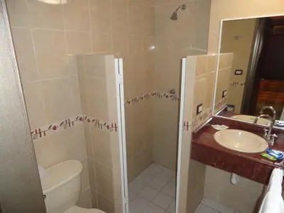 Un baño de Hotel Plaza Crystal