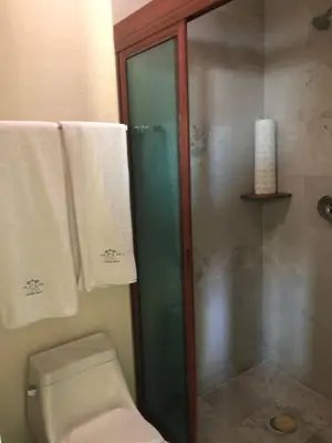 Un baño de Hotel Elena
