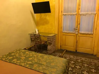 Una televisión o centro de entretenimiento en Hotel Elena