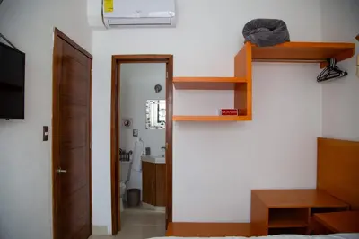 Una televisión o centro de entretenimiento en Comala Bed & Breakfast
