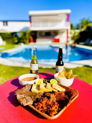 Comida en o cerca de este hotel