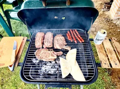 Barbacoa disponible para clientes en el lodge