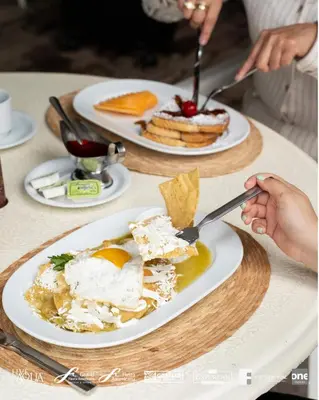 Comida en o cerca de este hotel