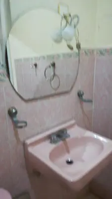 Un baño de Amplias Y Confortables Habitaciones Amuebladas