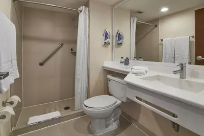 Un baño de City Express by Marriott Puebla Angelopolis