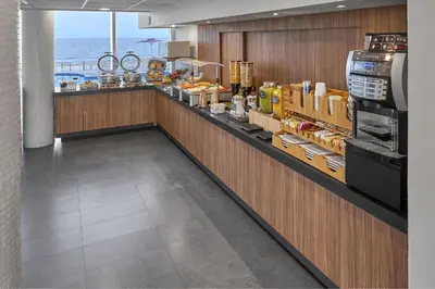 Comida en o cerca de este hotel