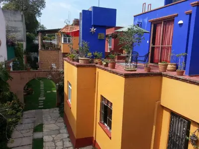 Edificio en el que se encuentra el hostal o pensión