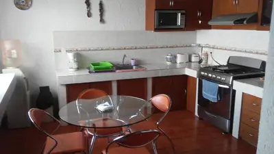 Una cocina o zona de cocina en Casa privada para descanso, se renta para 8 personas completa Y tambien por habitacion con baño privado para 2 o 4 personas compartiendo areas comunes