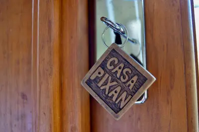 Certificado, premio, señal o documento que está expuesto en Casa Pixan