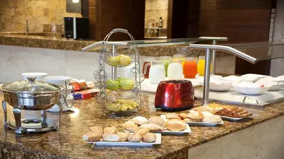 Comida en o cerca de este hotel