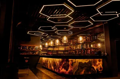 El salón o zona de bar de Hotel Vista Inn Premium