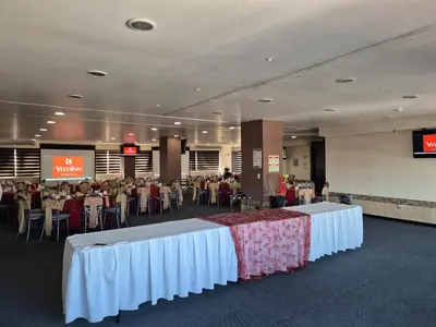 Una televisión o centro de entretenimiento en Hotel Vista Inn Premium
