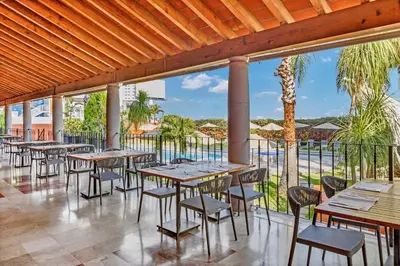 Un restaurante o sitio para comer en Fiesta Inn Cuernavaca