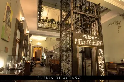 Un restaurante o sitio para comer en Hotel Puebla de Antaño