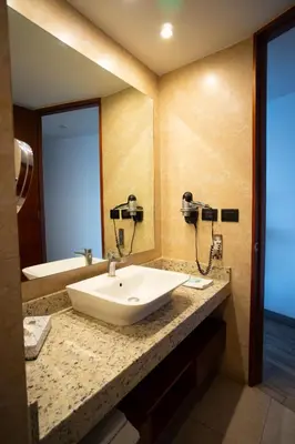 Un baño de Sonata Hotel Puebla Angelópolis Distrito Sonata