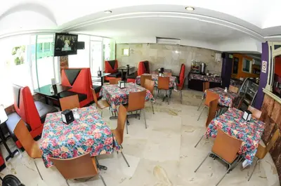 Un restaurante o sitio para comer en Hotel Ziami