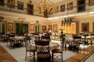 Un restaurante o sitio para comer en The Lorian Club