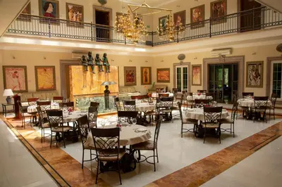 Un restaurante o sitio para comer en The Lorian Club