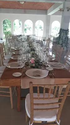Un restaurante o sitio para comer en The Lorian Club