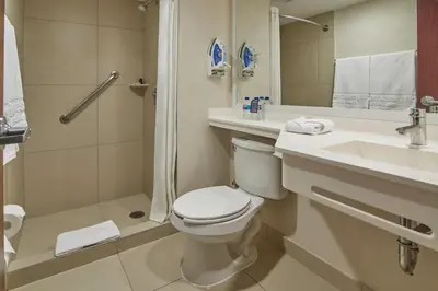 Un baño de City Express by Marriott Puebla FINSA