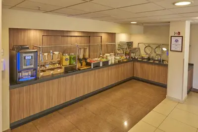 Comida en o cerca de este hotel