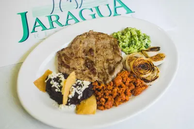 Comida en o cerca de este hotel