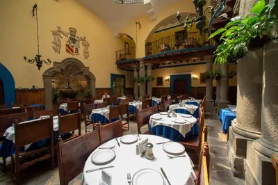 Un restaurante o sitio para comer en Hotel Colonial